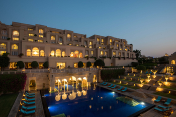 The Oberoi Amarvilas: Pool vor dem Hotel