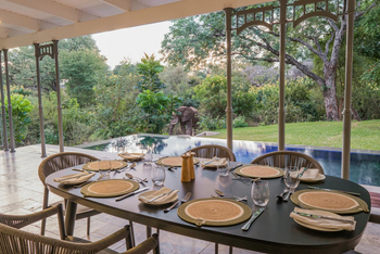 The Palm River Hotel: Villa - Elefant im Garten