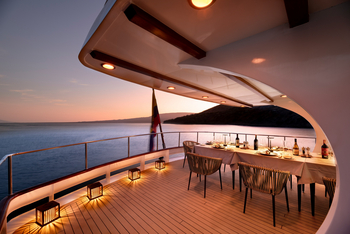 andBeyond Galapagos Explorer: Gediegenes Yacht-Dinner im Schein der Laternen