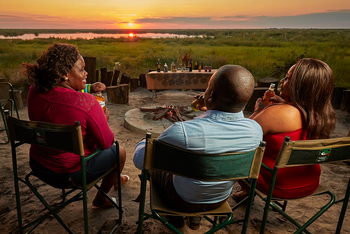 Camp Linyanti Camp Linyanti: Gäste am Lagerfeuer