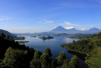 Chameleon Hill Forest Lodge: Lake Mutanda mit Virunga-Vulkanen