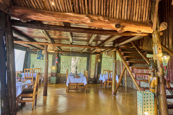 Ikoma Tented Camp: Rustikaler Essbereich mit Holzstühlen und Laterne