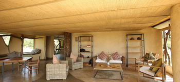 Kavinga Safari Camp: Lounge mit Korbmöbeln