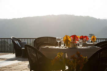 Kitela Lodge: Essbereich außen