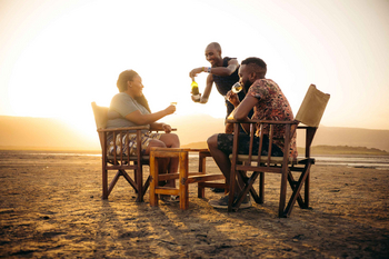 Lake Natron Tented Camp: Gäste Genießen Wein bei Sonnenuntergang