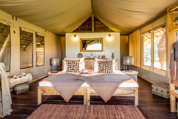 Mara River Post Mara River Post: Doppelbett und Teppich