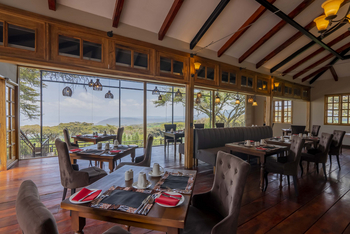 Ngorongoro Lion's Paw: Restaurant mit Holzdielen