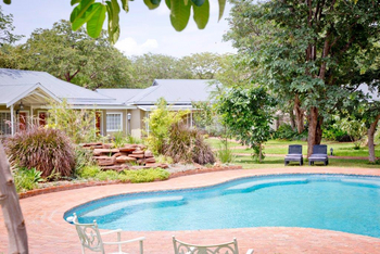 Pioneers Victoria Falls: Swimming Pool und Liegestühle