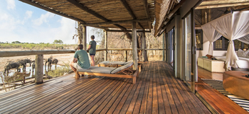 Savute Safari Lodge: Standard Room - Bett und Deck