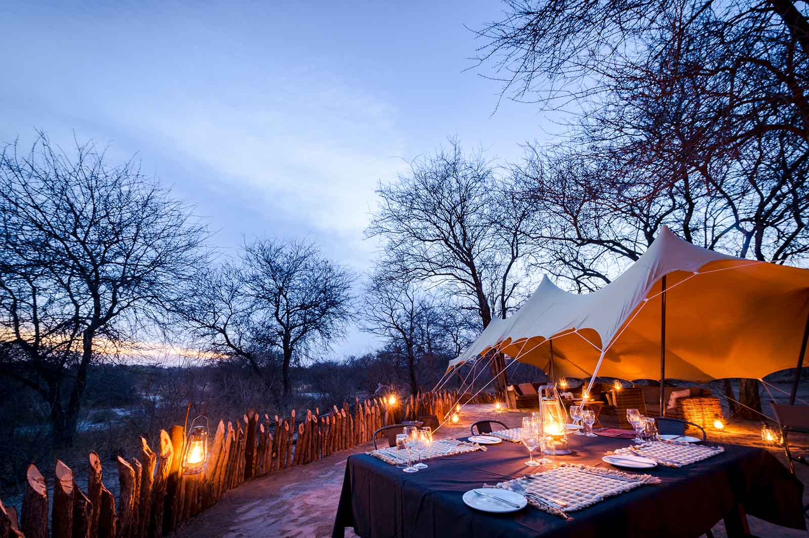Tuskers Bush Camp Tuskers Bush Camp: Dinner neben Outdoor Lounge