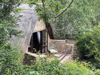 Big Cave Camp Big Cave Camp: Außenbereich Gästezimmer