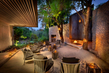 Cheetah Plains: Abendliche Boma Lounge mit knisterndem Feuer