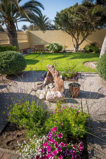 Cornerstone Guesthouse: Dekorativer Garten