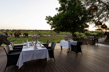 Jamala Madikwe: Elegantes Abendessen mit Ausblick