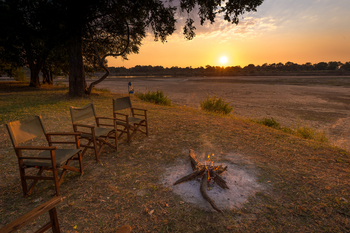 Luangwa River Camp: Am Ufer