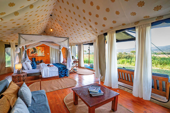 Naona Moru Camp: Lounge und Bett