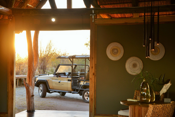 Nogatsaa Pans Chobe Lodge: Rezeption und Vorfahrt