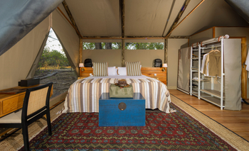 Shinde Footsteps Shinde Footsteps: Doppelbett und Teppich