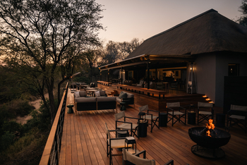 Simbambili Game Lodge: Veranda am Abend