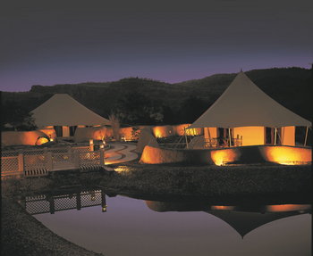 The Oberoi Vanyavilas Wildlife Resort Ranthambore The Oberoi Vanyavilas Wildlife Resort Ranthambore: Gartenanlage und Zelte bei Nacht