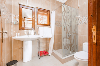 2 Friends Beach Hotel: Gästebad