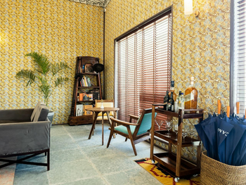 Brij Pola Brij Pola: In der Lounge