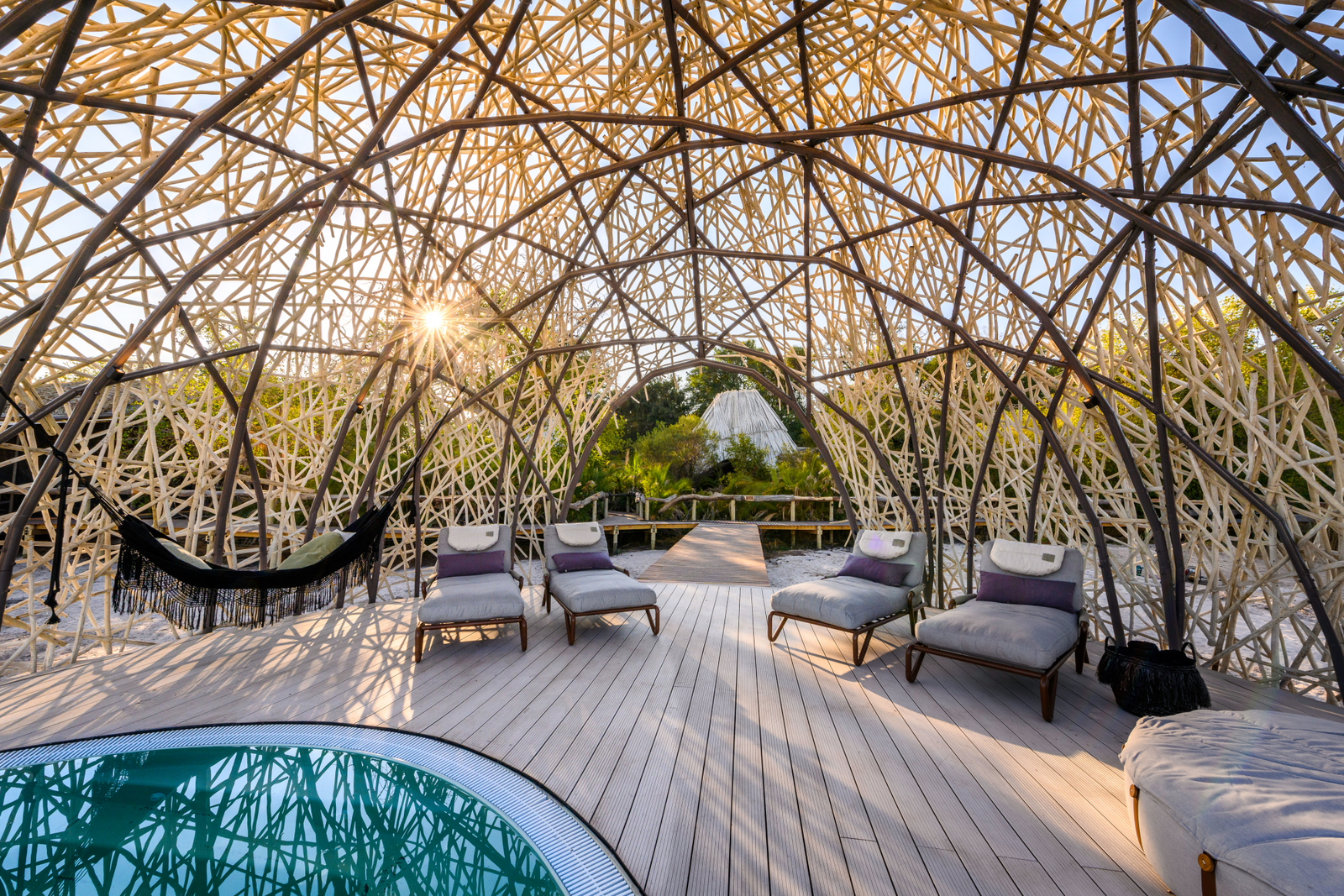 Jao Camp Jao Camp: Pool mit Liegestühlen