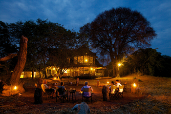 Katavi Wildlife Camp: Gäste am Feuer