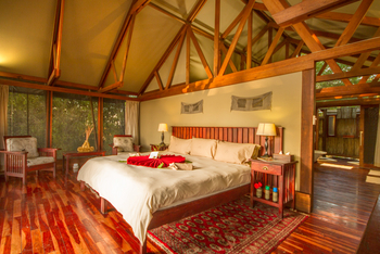 Lebala Camp Lebala Camp: Bett unter hohem Dach