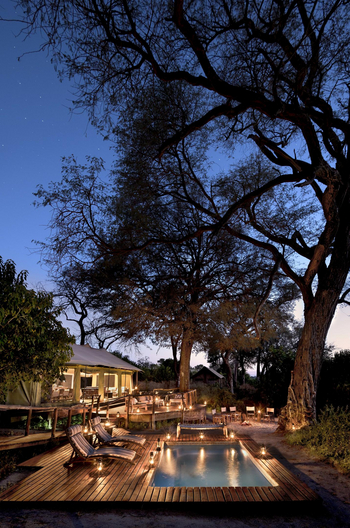 Linyanti Ebony Linyanti Ebony: Camp bei Nacht mit Pool