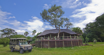 Mbali Mbali Katavi Camp: Geländefahrzeug vor dem Camp