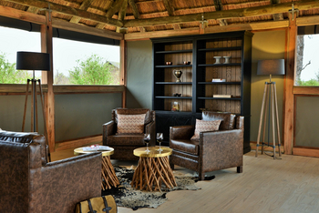 Nogatsaa Pans Chobe Lodge: Lounge