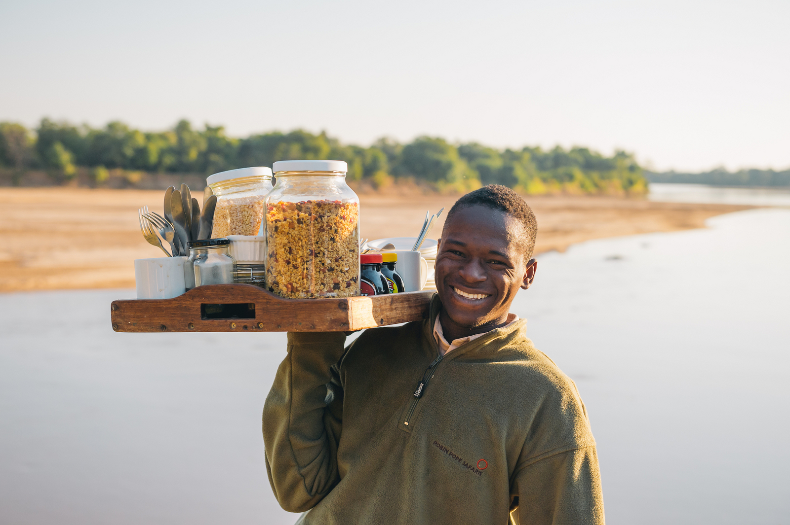Nsefu Camp Nsefu Camp: Kellner mit Frühstück