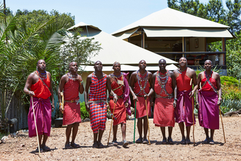 Olare Mara Kempinski: Einheimische vor Hauptgebäude