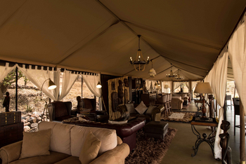 Ole Serai Camp Moru Kopjes: Lounge mit Bar