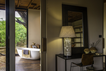 Qorokwe Camp: Schreibtisch und Wanne