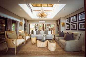 Sabi Sabi Bush Lodge: Lounge mit Rattanstühlen und Naturhölzern