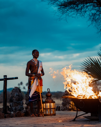 Soroi Larsens Tented Camp: Samburu-Wächter am Feuer