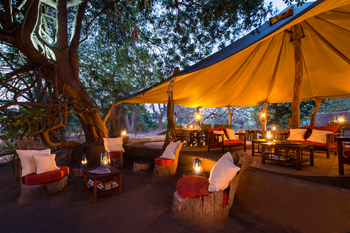 Tena Tena Camp Tena Tena Camp: Sitzmöbel neben dem Camp