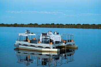 Xugana Island Lodge: Schwimmendes Deck mit Beleuchtung