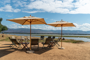 Zambezi Expeditions: Stuhlkreis mit Sonnenschirmen