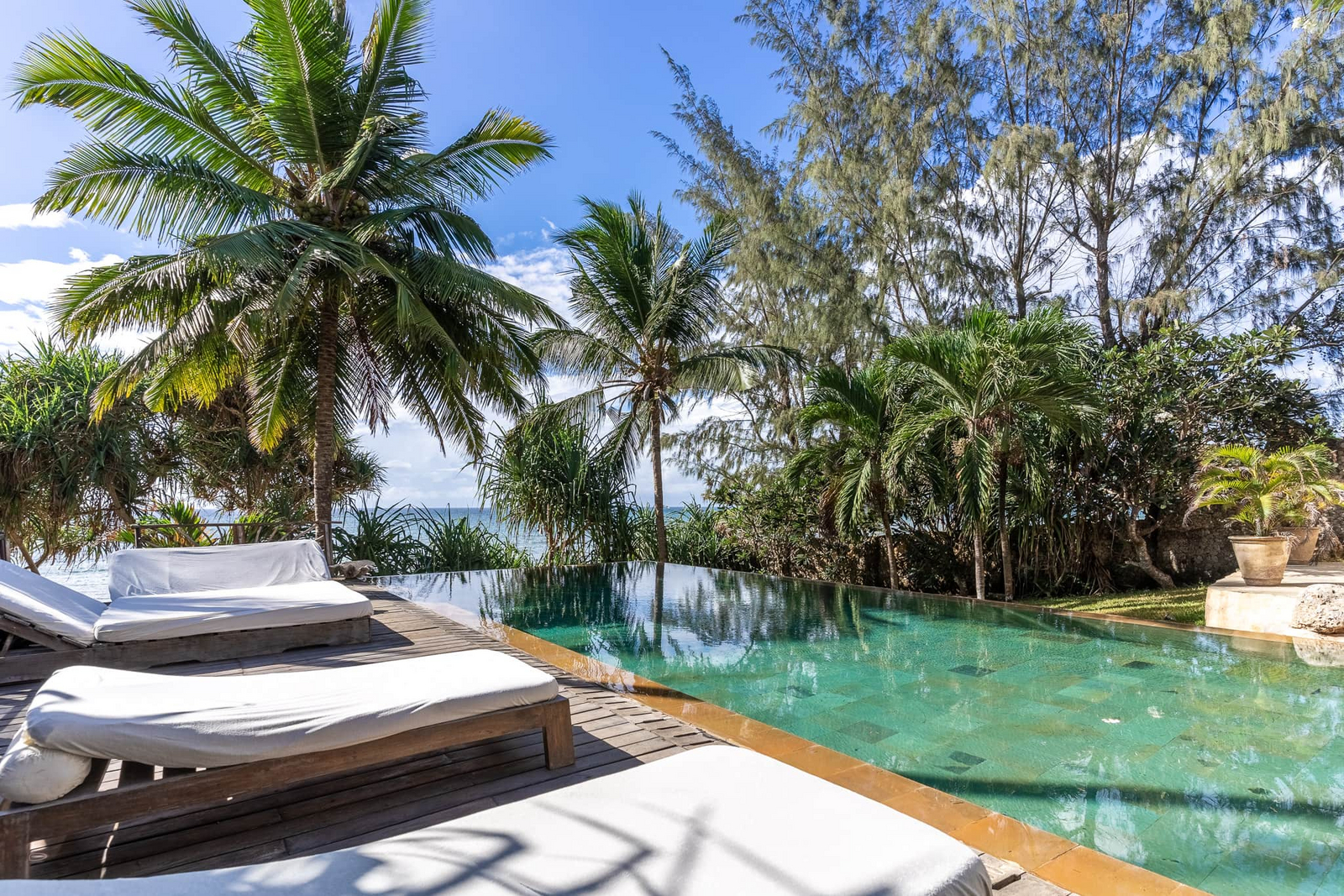 Alfajiri Villas Alfajiri Villas: Pool mit Sonnenliegen Beach Villa