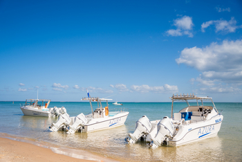 Azura Benguerra Island: Motorboote