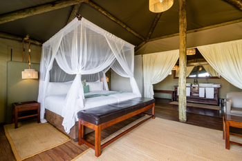 Eagle Tented Lodge: Doppelbett mit Moskitonetz