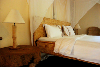 Enjojo Lodge: Doppelbett und Nachttischlampen