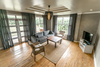 Five Volcanoes Boutique Hotel: Lounge im VIP Cottage