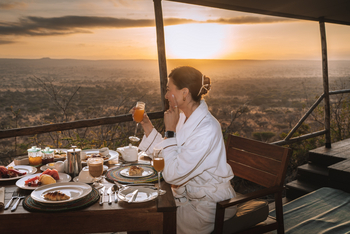 Lemala Mpingo Ridge Lodge: Gedeckter Frühstückstisch
