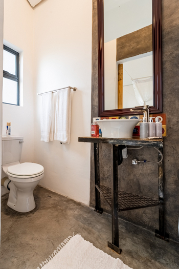 Lenyebi River Lodge: Toilette und Waschtisch