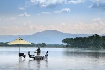 Lolebezi Safari Lodge: Lunch im seichten Wasser