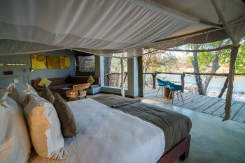 Mkulumadzi Lodge: Doppelbett und Moskitonetz